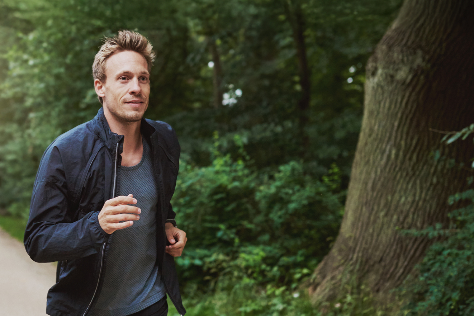 Sportlicher Mann läuft - Immunboost