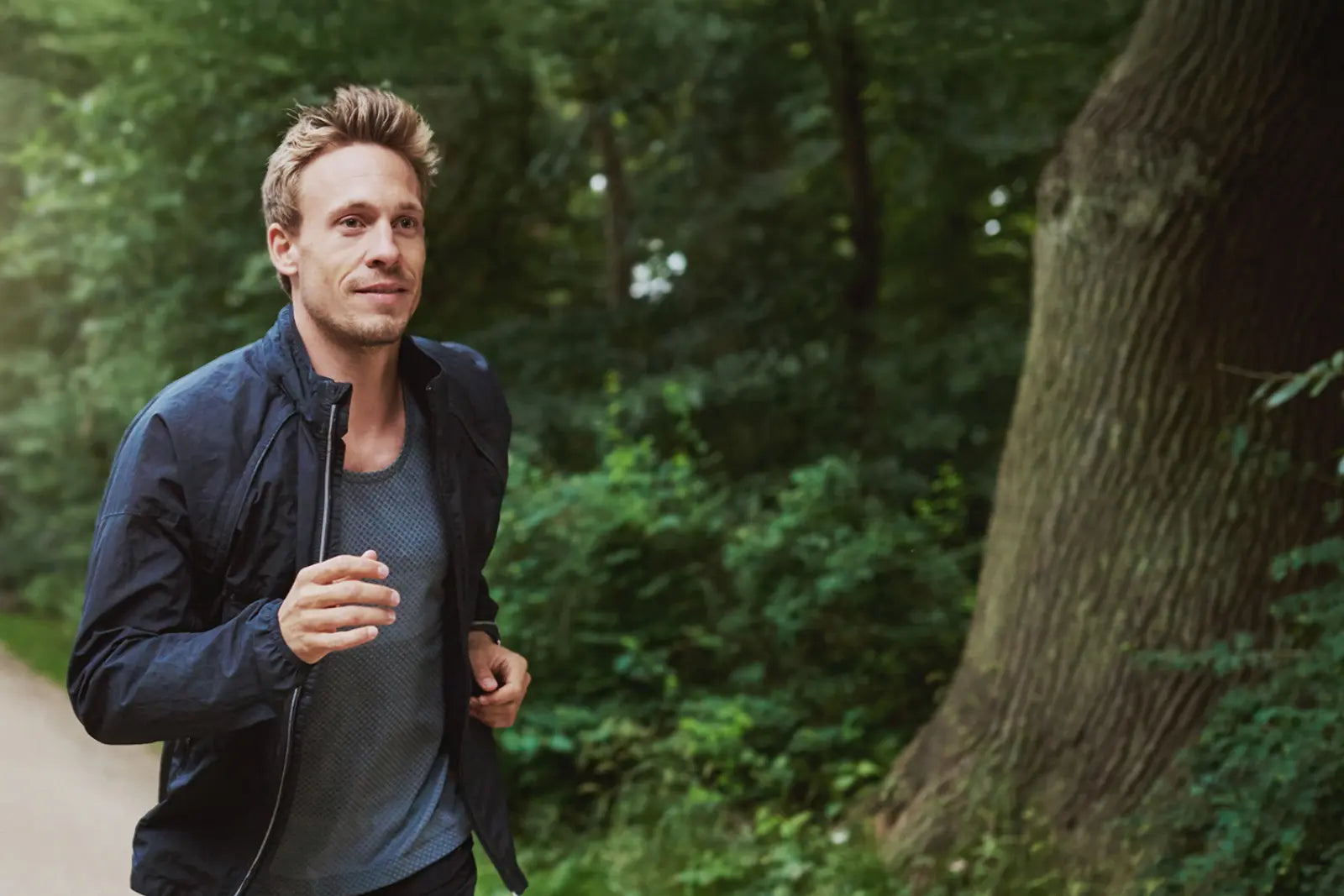 Sportlicher Mann läuft - Immunboost