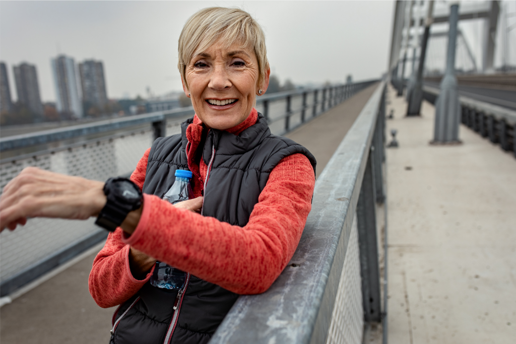 Aktive Frau zählt Schritte