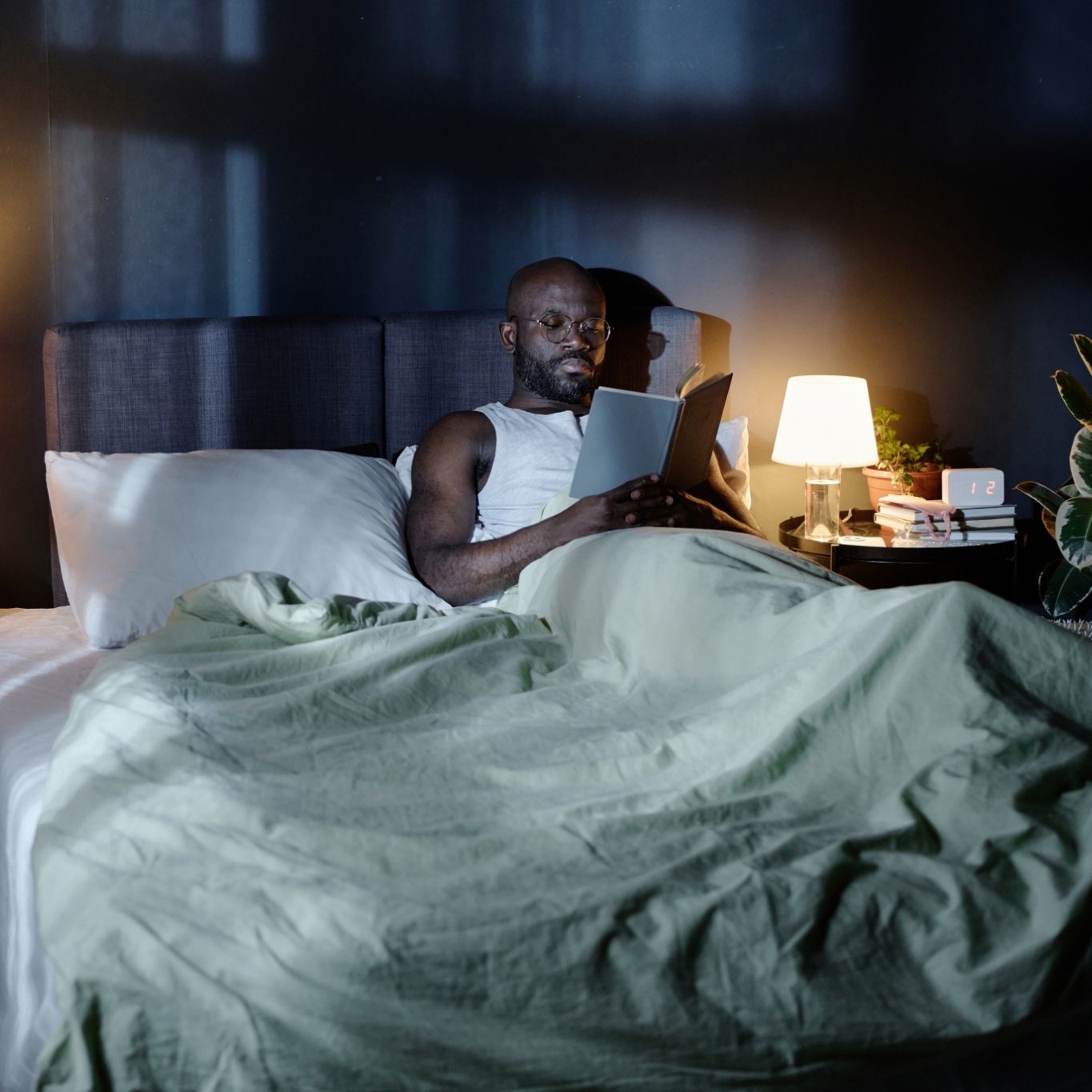 Mann liest im Bett