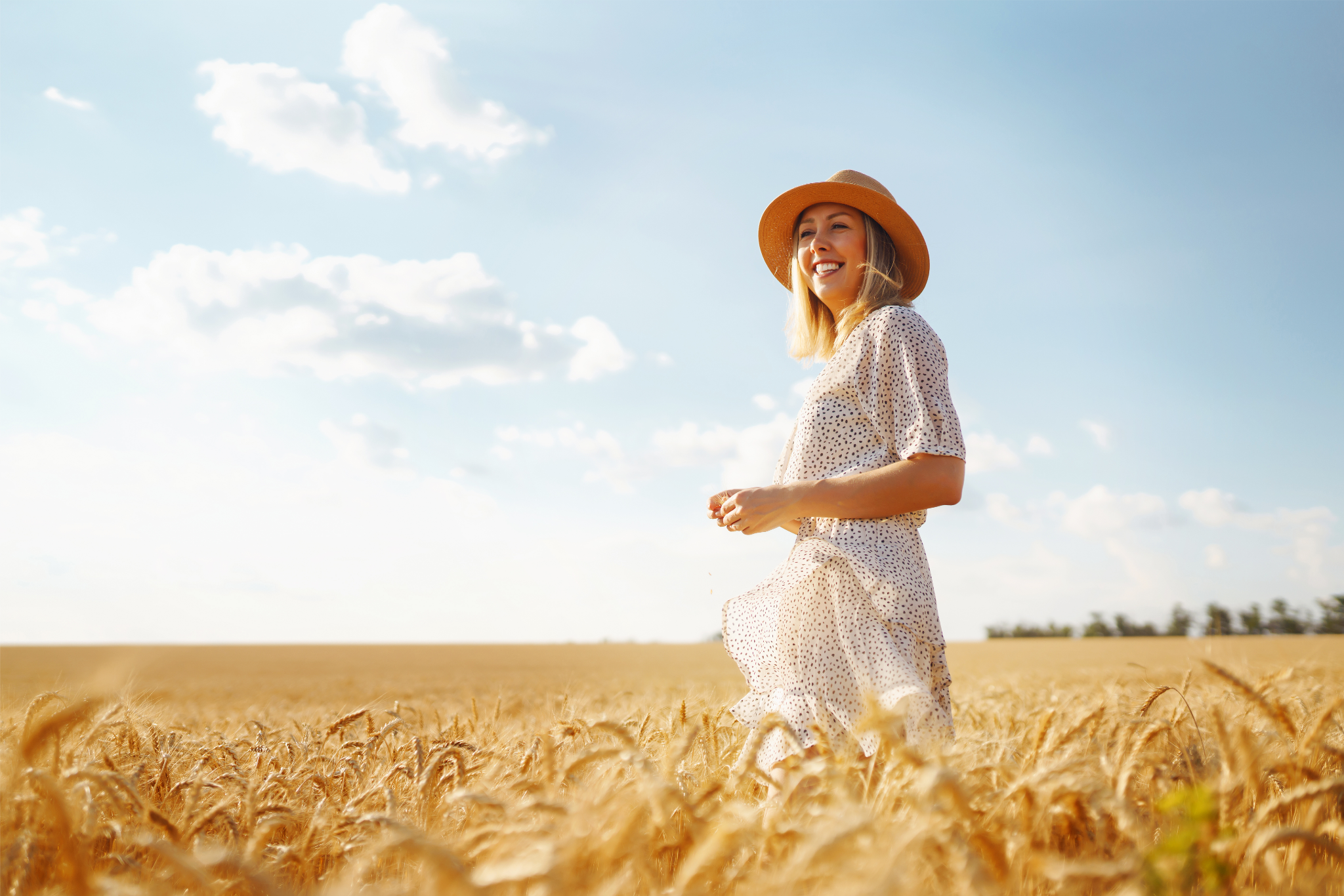 Frau steht im Weizenfeld. naturally Spermidin 6mg Kapseln