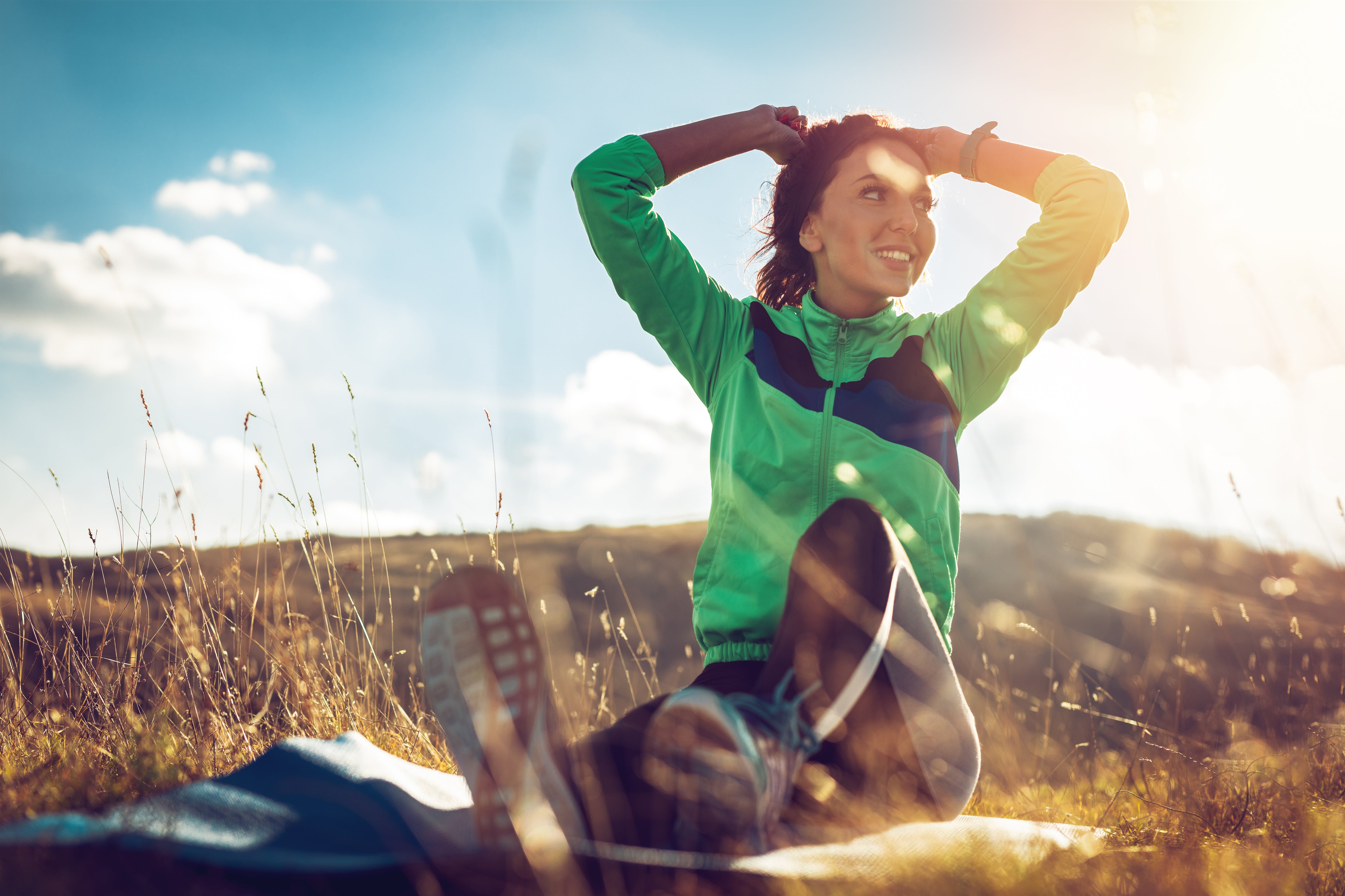 Frau liegt draußen in der Sonne